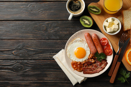 美味的早餐或午餐和炒鸡蛋在木本图片