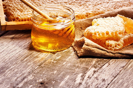蜂蜜背景梳子里的甜美蜂蜜玻璃图片