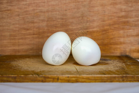有两个煮熟的鸡蛋的木板图片