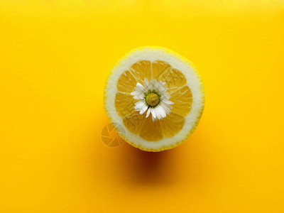 黄色背景上的特写柠檬切面图片