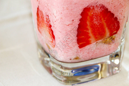 玻璃杯中的草莓奶昔图片