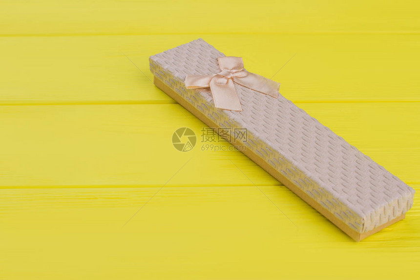 长款时尚礼盒黄木背景图片