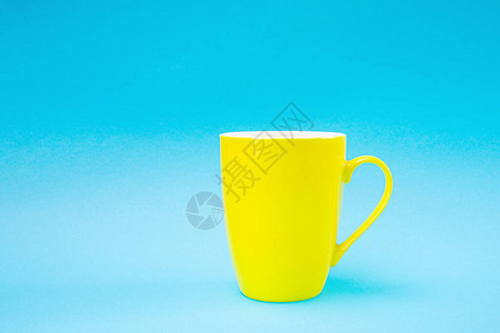蓝色背景的黄色杯子最小图片