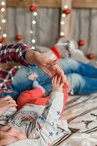 婴儿和母亲的新年掌与新出生的婴儿手图片