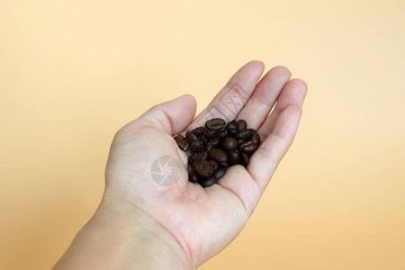手心烤咖啡豆背景图片