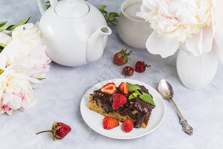 蛋糕配巧克力和草莓图片