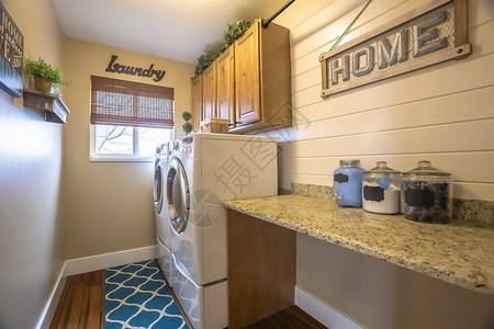 有洗衣机靠墙和小窗户的家洗衣房舒适的房间有木制吊图片