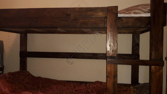 用木头制造双层床家具图片