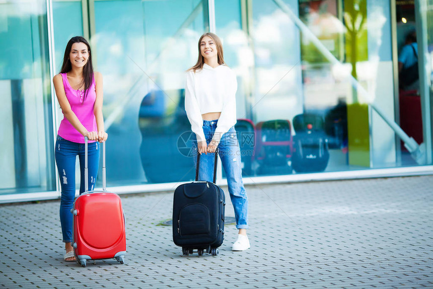 两个快乐的女孩一起出国旅行在机图片