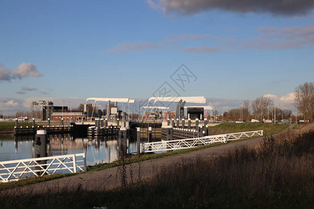 荷兰古达Gouwe河上称为Julianasluis图片