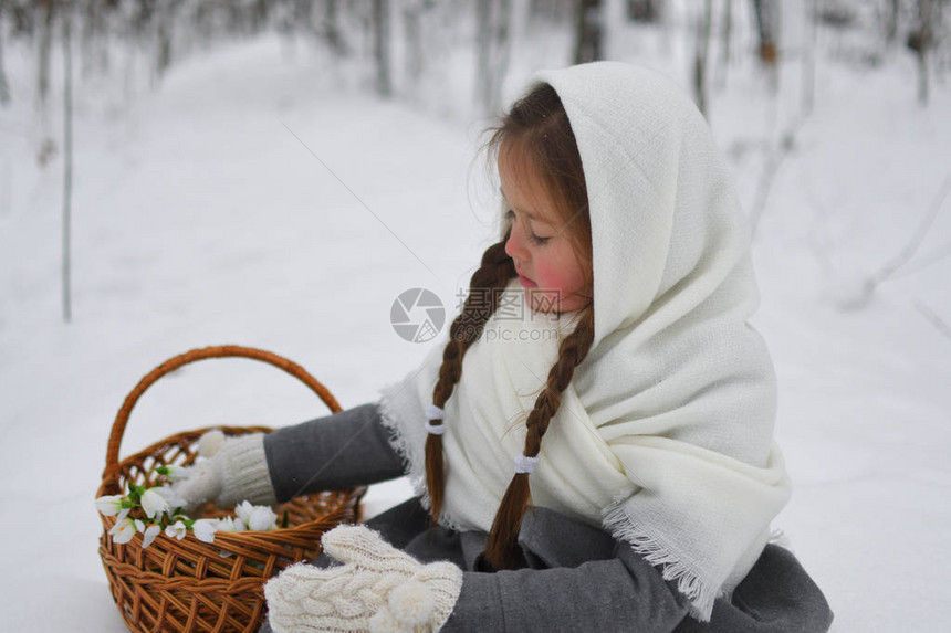 冬天穿披头巾的小女孩寻找雪滴童话图片