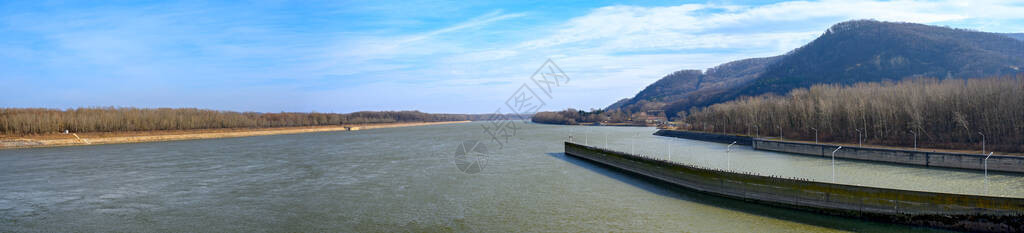 奥地利多瑙河格赖芬施泰因河流电站下游多瑙河谷全景背景图片