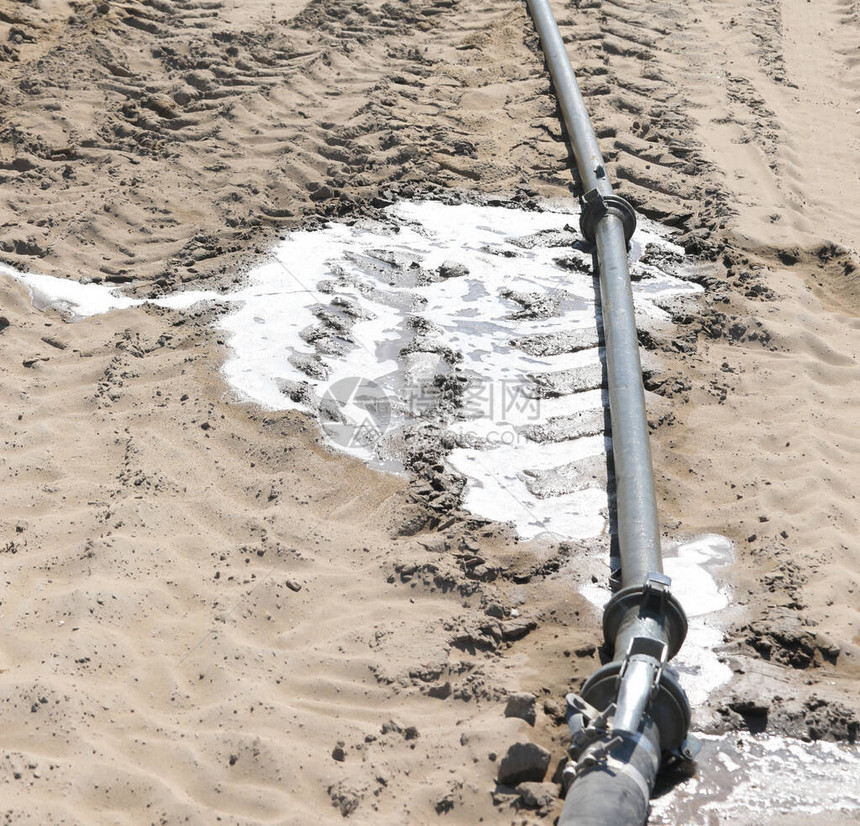 干旱期间用于灌溉田地的大型金属管水流失图片