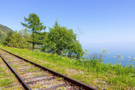 跨西伯利亚铁路在Baikal湖岸的铁路深入到距离图片