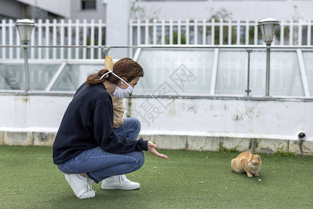 成年女在隔离回家期间购买必需品图片