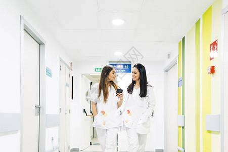 护士和医生沿着医院走廊图片