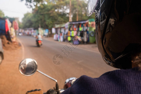 驾驶摩托车俯瞰印度集市图片