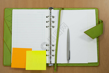 笔记本的顶部视图用浅绿色封面图片