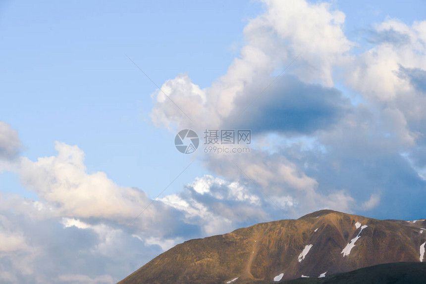 岩脊上方的云层积聚着云等待山图片