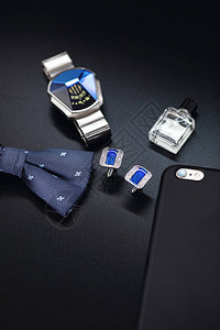 礼服蝴蝶领带手帕时装手表和智能手机图片