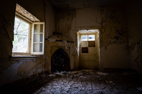 一间脏兮的空荡的废弃房间的内部图片