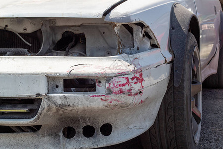 事故发生后车身碎裂恢复和修理碰撞痕迹图片