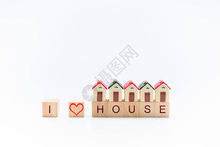 以白色背景写着我爱房子的木头上微型房屋概图片