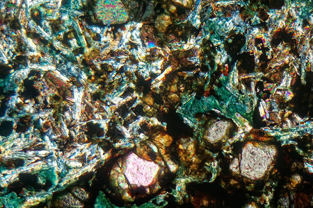 玄武岩石薄片的显微镜照片图片