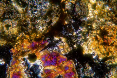 在显微镜下和有两极分光的陨石NWA背景图片
