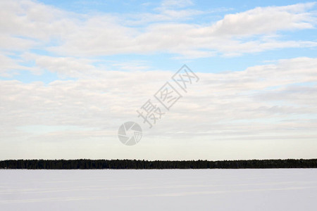 冬季湖泊和森林的图片
