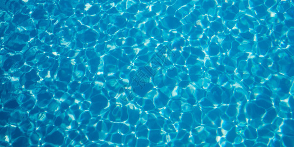 背景蓝色游泳池里的水图片
