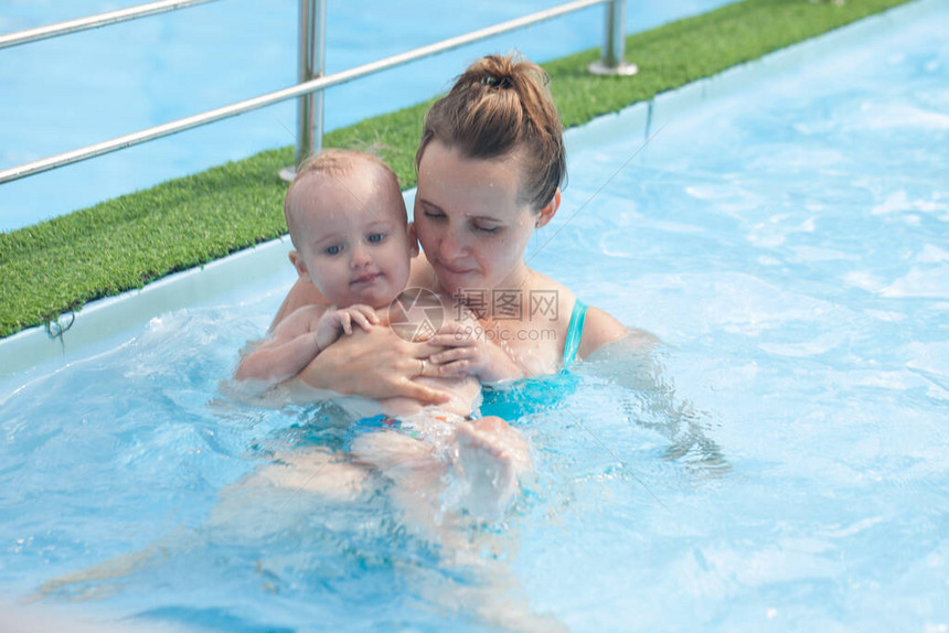 妈和宝在游泳图片