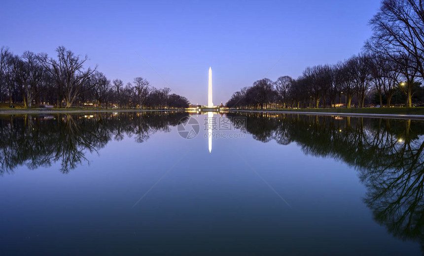 华盛顿纪念馆的反射映华盛顿特区图片