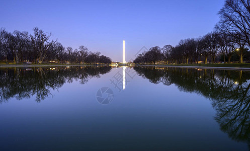 华盛顿纪念馆的反射映华盛顿特区图片