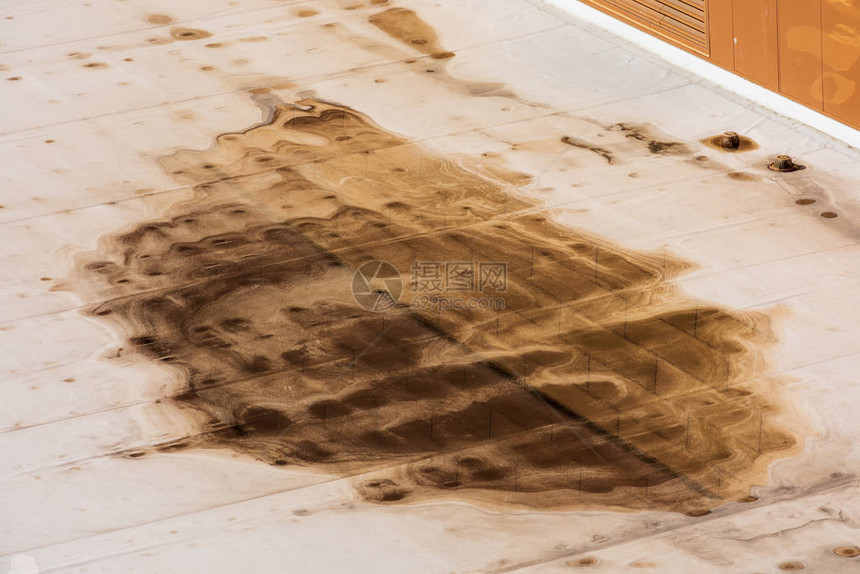 在固定的公寓屋顶上泼脏水是排水问题的一个迹象图片