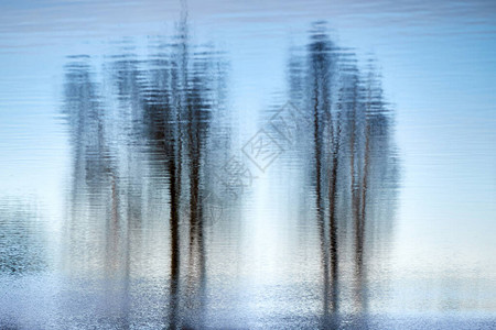 对湖水的春天早晨的水纹理图片