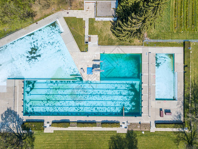 公共游泳池鸟瞰图图片