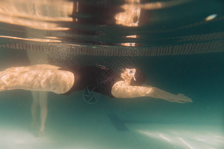 水下的女游泳教练戴着护目镜黑色图片