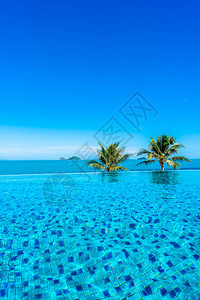 酒店度假村美丽的豪华室外游泳池图片
