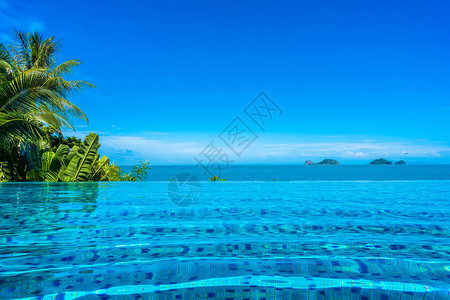 酒店度假村美丽的豪华室外游泳池图片