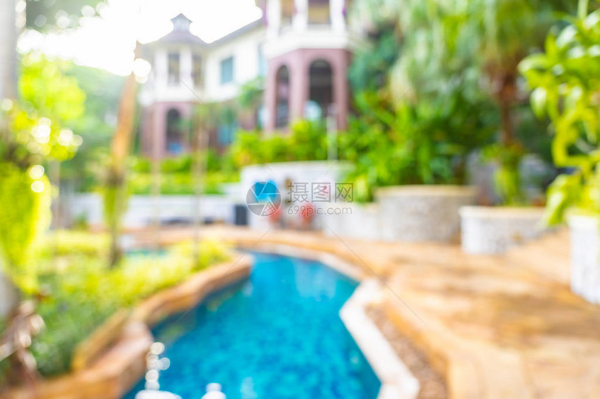 酒店度假村的抽象模糊和散焦美丽室外游泳池图片