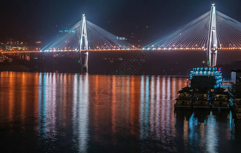 巴东桥的夜景图及其2个赛塔背景图片