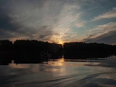 湖上的日落美丽的颜色混乱的云强光黑森林剪影拉脱维背景图片