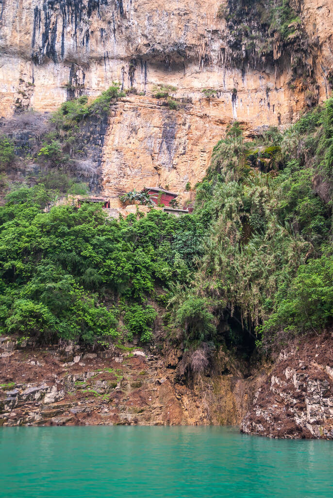 达宁河上的Dawu或MistyGorgeMarroon在棕色悬崖底部的玛罗安圣殿图片