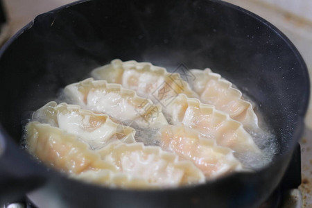 烹饪的锅里炸炒面卷子传统的中图片