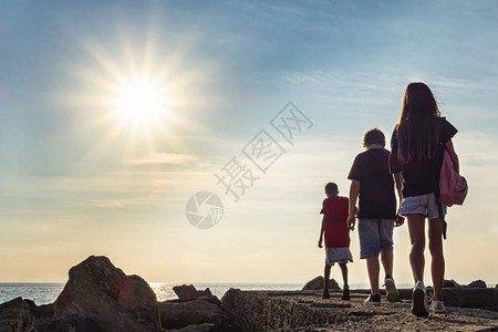 海边夕阳下散步的孩子图片