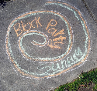 邀请邻居在人行道上用彩色粉笔画出周日的BlockPartyY背景图片