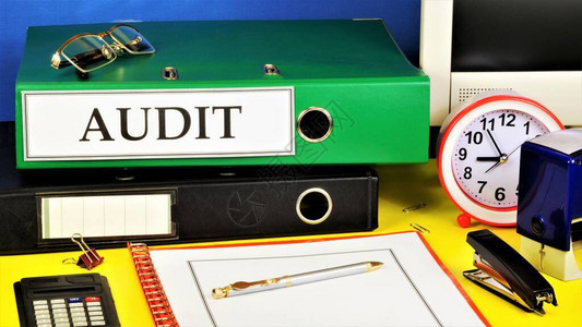 审计注册商文件夹办公室的文本标签对公司会计活动及其评估的正确图片