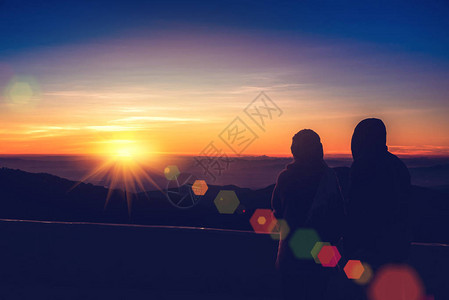 情侣浪漫亚洲旅游自然旅行放松看山上的日出阳光图片