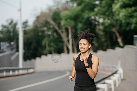 女孩夏天在城市奔跑图片